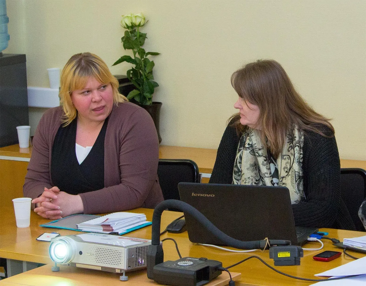 Meenutus aastast 2014, kui Valga MTÜde eestvedajad Marika Ein (vasakul) ja Teresa Sale veel Lembitu tänava majas ühist asja ajasid.