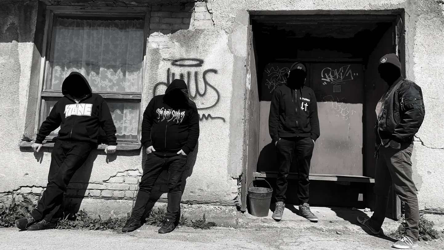 Siberian Summer pakub oma muusika žanriliseks määratlemiseks ise välja terminid no-wave-black-metal (ehk mitte mingi laine black metal) ning sickbient (mis annab edasi nende muusikas võikas ja kummalises võtmes esinevat ambientsust).