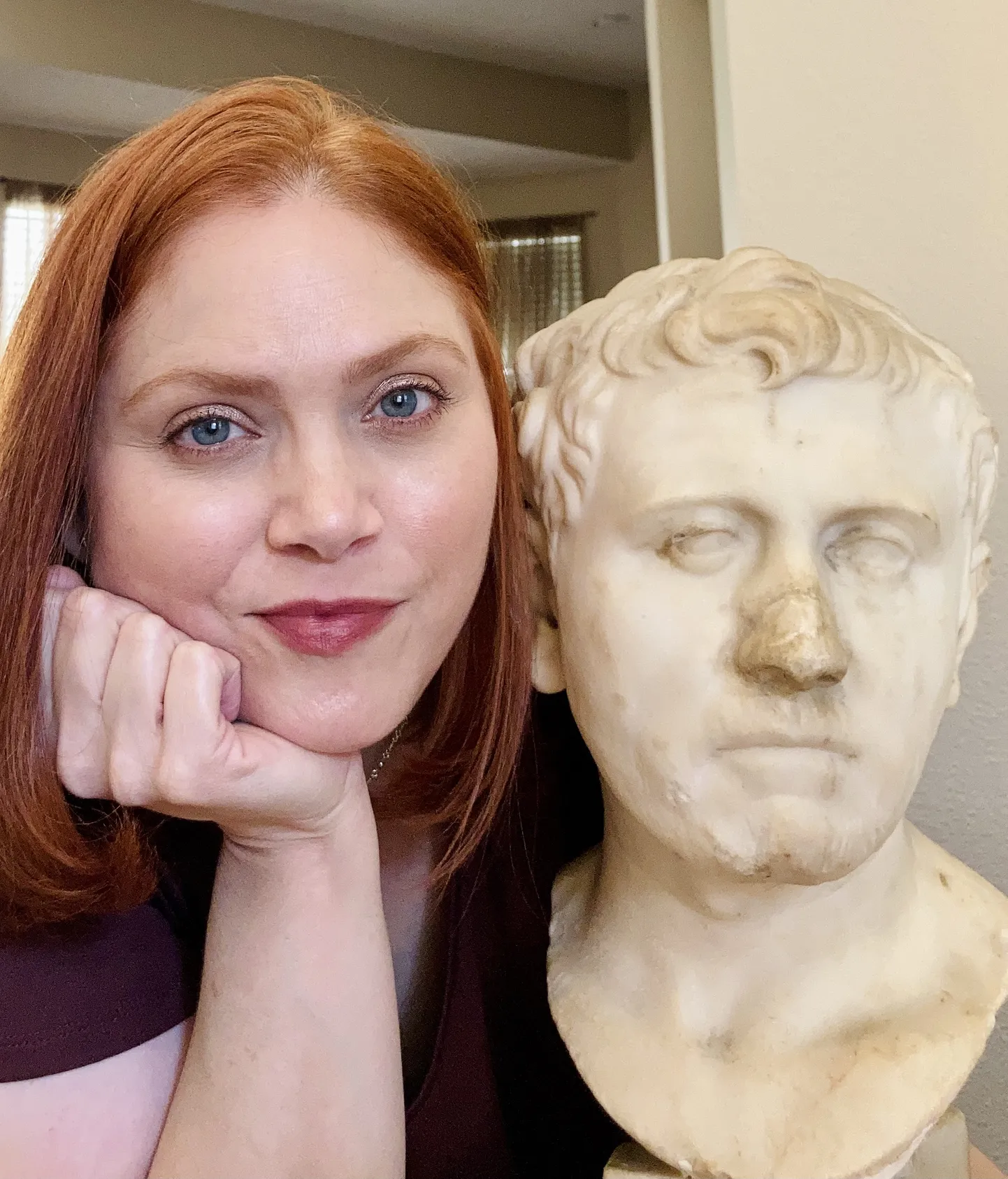 Laura Young koos heategevuspoest leitud aardega