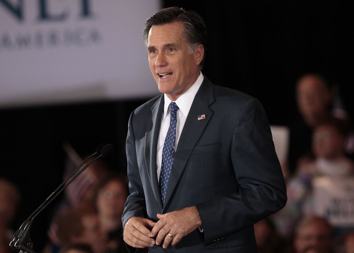 USA vabariiklaste presidendikandidaadiks pürgiv Mitt Romney toetajate ees Novis Michiganis.