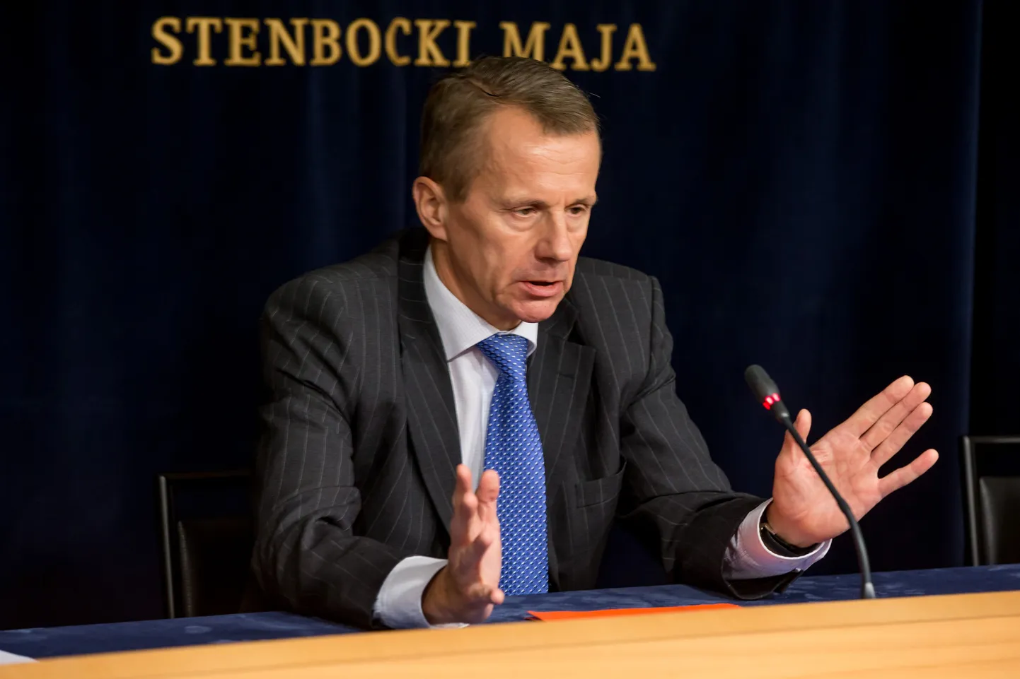 23OCT14, Stenbocki maja, Tallinn. Valitsuse pressikonverentsil oli üheks peateemaks Jürgen Ligi hiljutine solvang haridusminister Jevgeni OSsinovski aadressil. Jürgen Ligi kahetses öeldut ja palus vabandust. 23OCT14 FOTO: ERIK PROZES / POSTIMEES