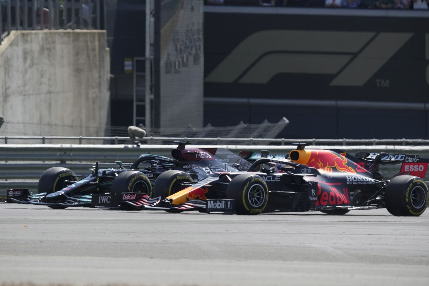 Lewis Hamilton ja Max Verstappen.