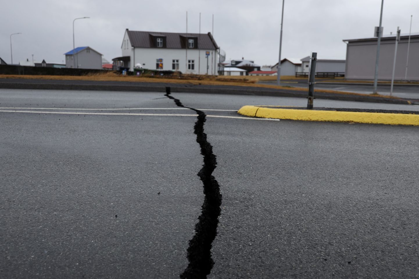 Grindavíki politseijaoskonna lähedale on tekkinud vulkaanilise tegevuse tõttu teele praod.