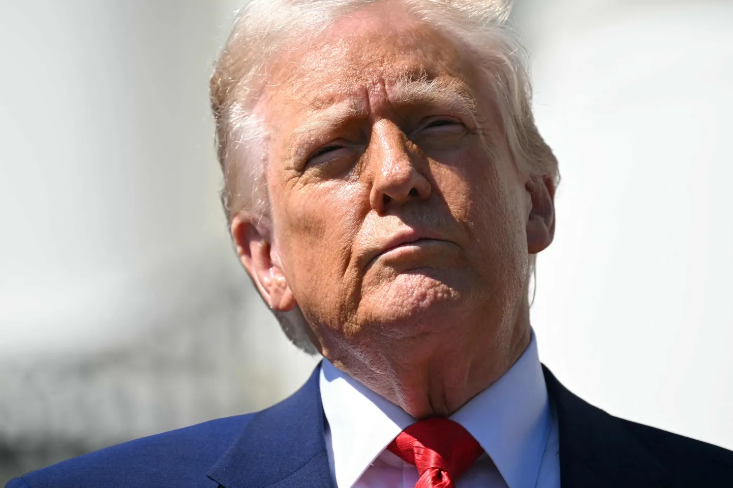 USA president Donald Trump kõnelemas ajakirjanikega Valge Maja ees 9. aprillil 2025.