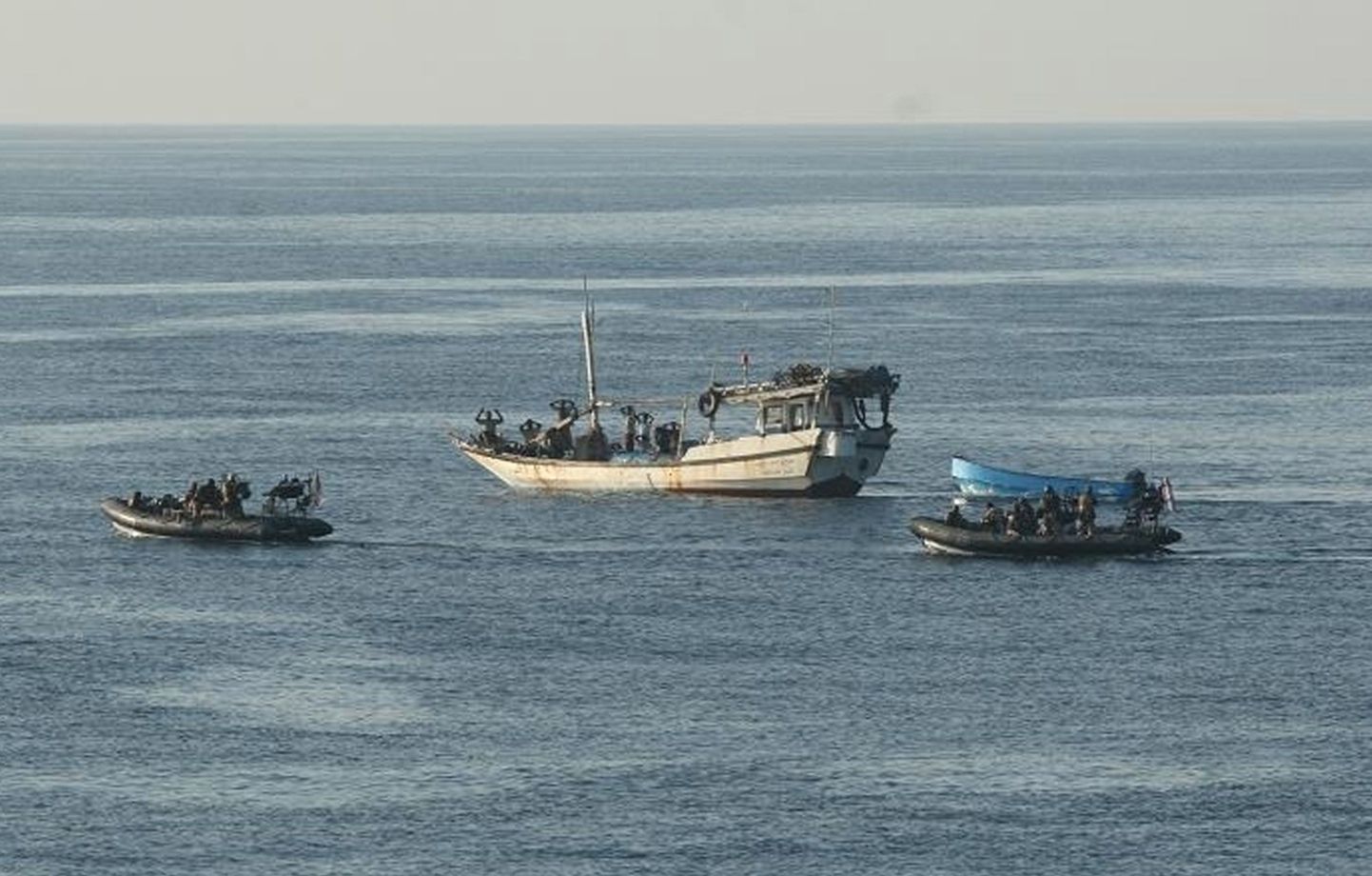 HMS Cumberlandilt vette lastud kaks mootorpaati piraatidele kuulunud Jeemeni lipuga väikelaeva juures Adeni lahel.