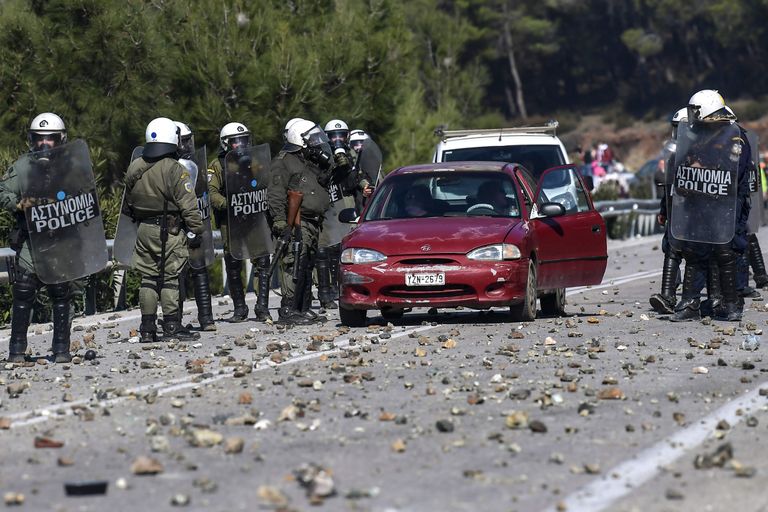 Lesbose saare elanikud pildusid märulipolitseinike kividega.