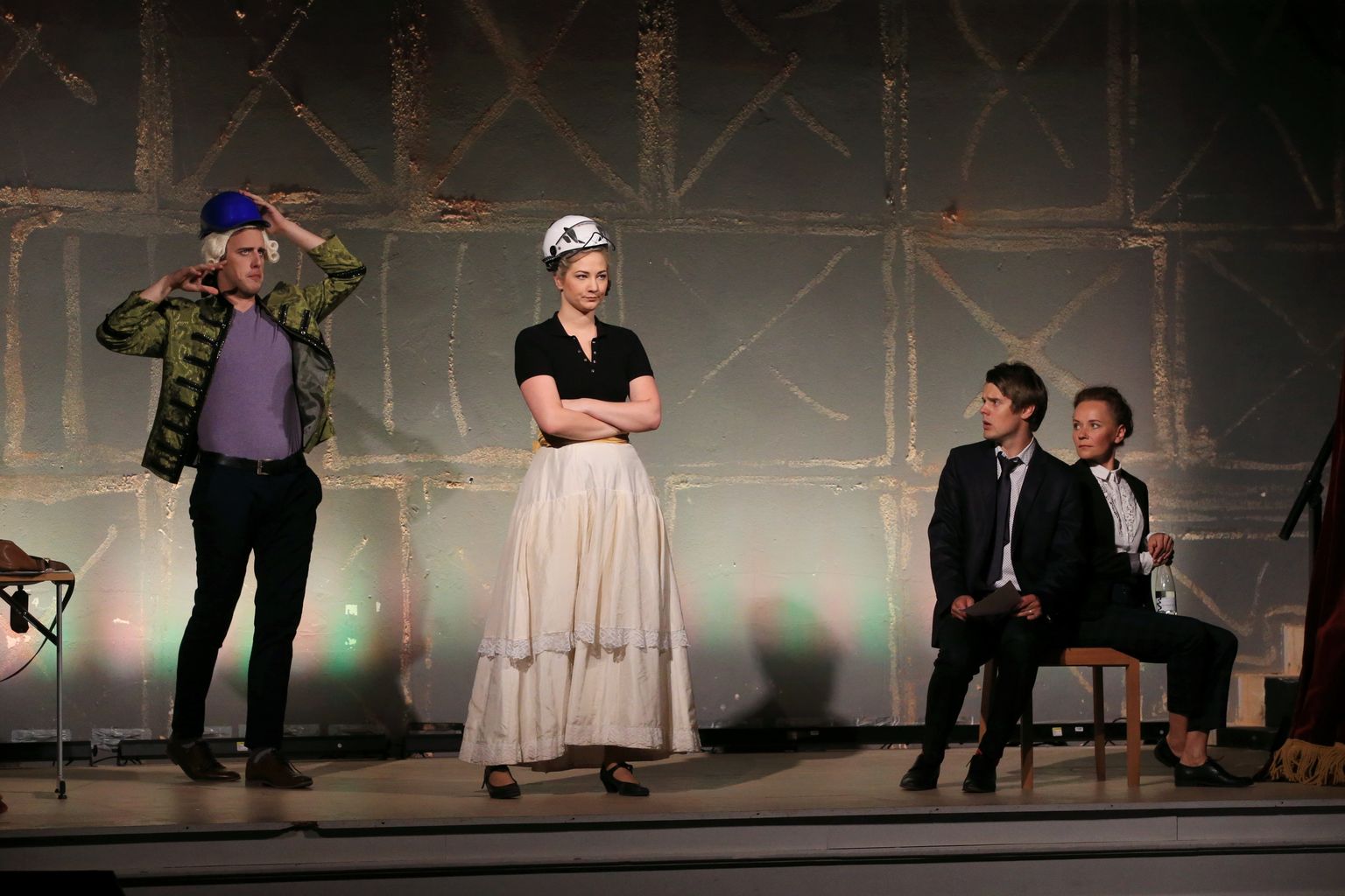 «Figaro pulmas» osalevad Raiko Raalik (vasakult, Figaro), Kadri Kõrvek (Susanna), Priit Strandberg (Vello) ja Maria Annus (Malle).