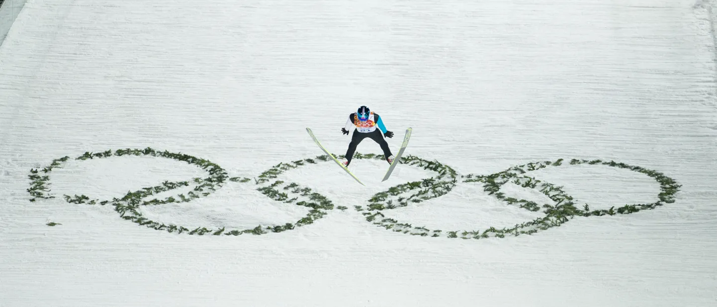 Kaarel Nurmsalu Sotši olümpial hüppamas.