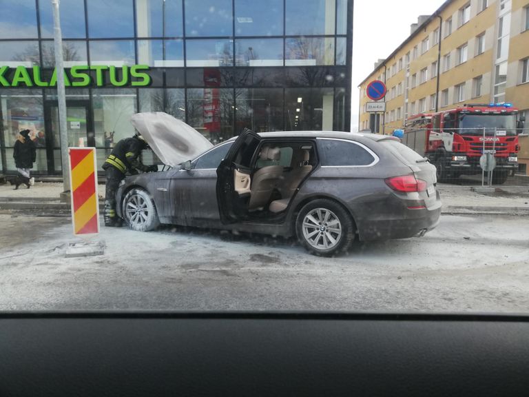 На улице Янсена в Пярну загорелся легковой автомобиль BMW.