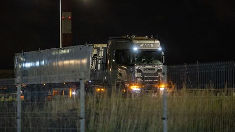 FOTOD ⟩ Veok müksas ümberreastumisel sõiduautot, kaks inimest viidi haiglasse