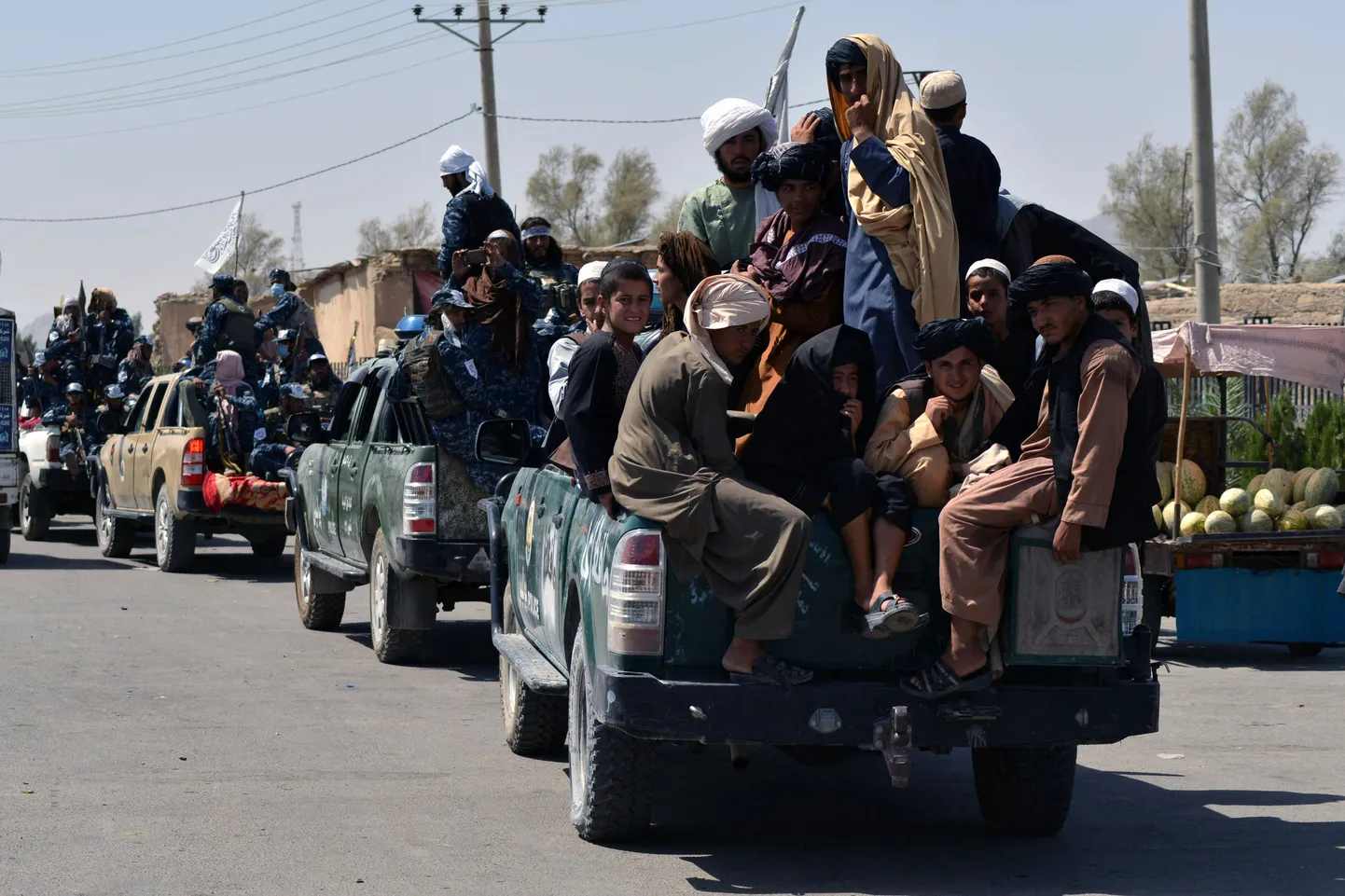 Talibani paraadil näidati ära võetud USA sõjatehnikat.