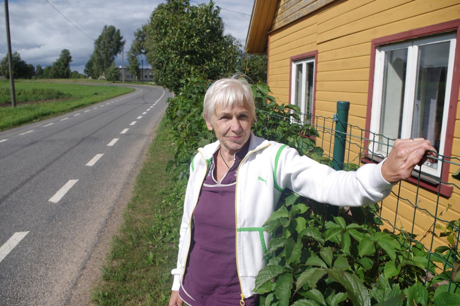 Navi küla elanik Elvi Sepp sooviks sõiduteel kiiruse piiramist, et tema koduakendest vähem lärmi sisse kostaks.