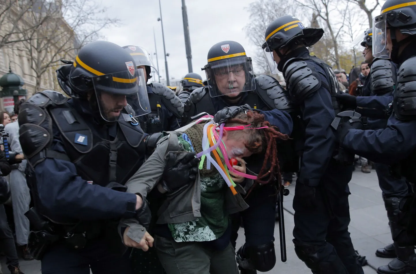 Politsei võitleb Pariisis protestijaga, kes soovib, et riigid võtaks Pariisi Kliimakonverentsil vastu kiiremaid ja tõhusamaid otsuseid globaalse soojenemise pidurdamiseks