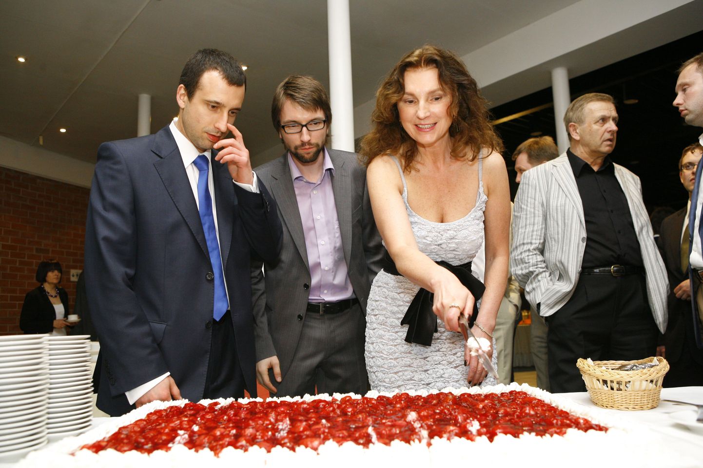 Галина Игнатенко с сыновьями Данилом и Алексеем разрезает праздничный торт в честь отмечает 20-летия Estma. (Фото 2010 года).