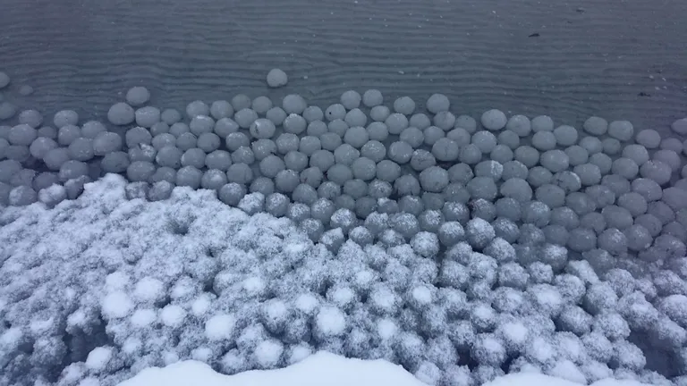 Ледяные шары на пляже Хаабнеэме.