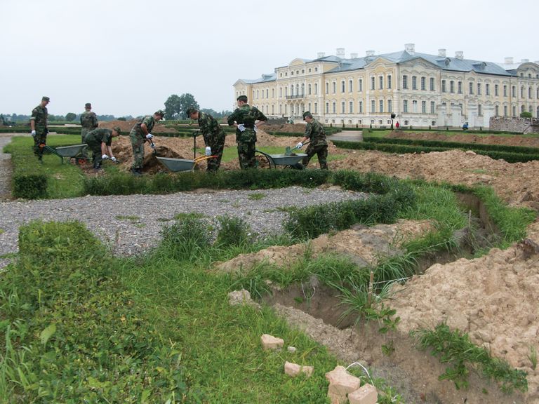 Latvijas armijas karavīri palīdz rožu laukumu ierīkošanā, 2006.