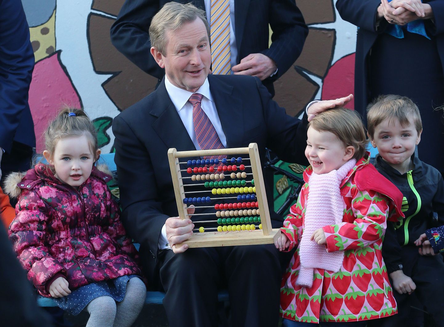 Iiri peaminister Enda Kenny lasteaias tehes kampaaniat oma algatusele riiklikku miinimumpalka tõsta.