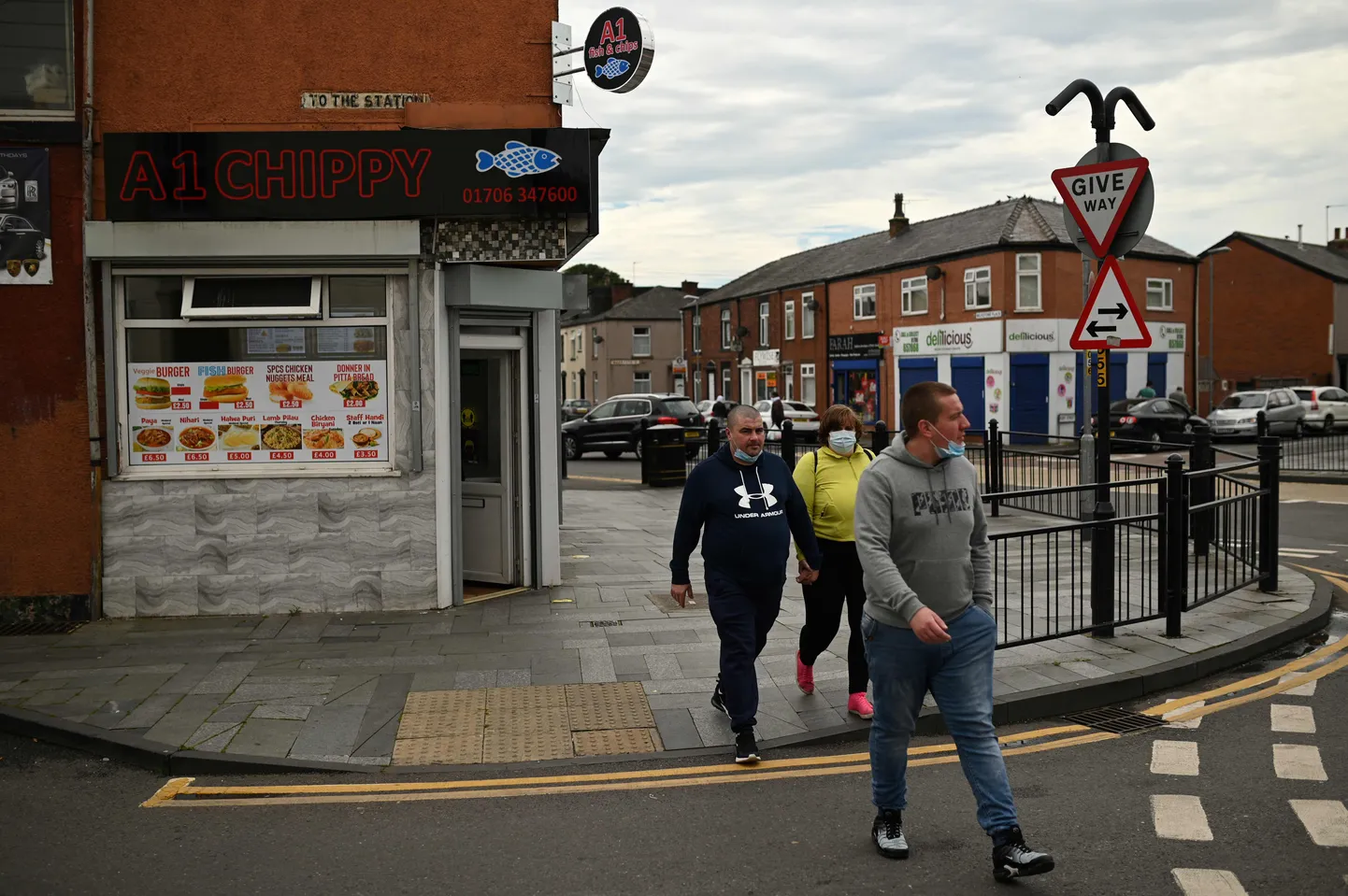 Inimesed Suur-Manchesteri alla kuuluvas Rochdale’is, kus alates tänasest pole elanikel taas lubatud veeta aega koos teise leibkonda kuuluvate lähedaste, sõprade ja tuttavatega.
