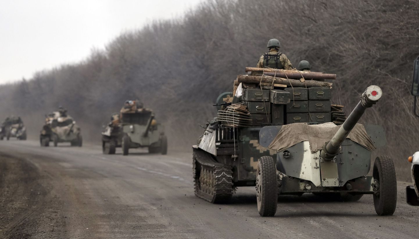 Ukraina sõjaväelased Debaltseve lähistel raskerelvastust tagasi tõmbamas.