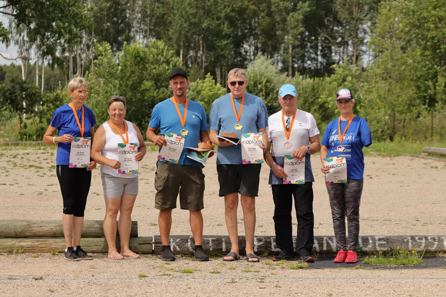 Võrumaa parimad petangi paarismängus: Ülle Rauk (vasakult), Olga Säinas, Danel Pilv, Illart Majas, Tõnu Haga ja Inge Eit.
