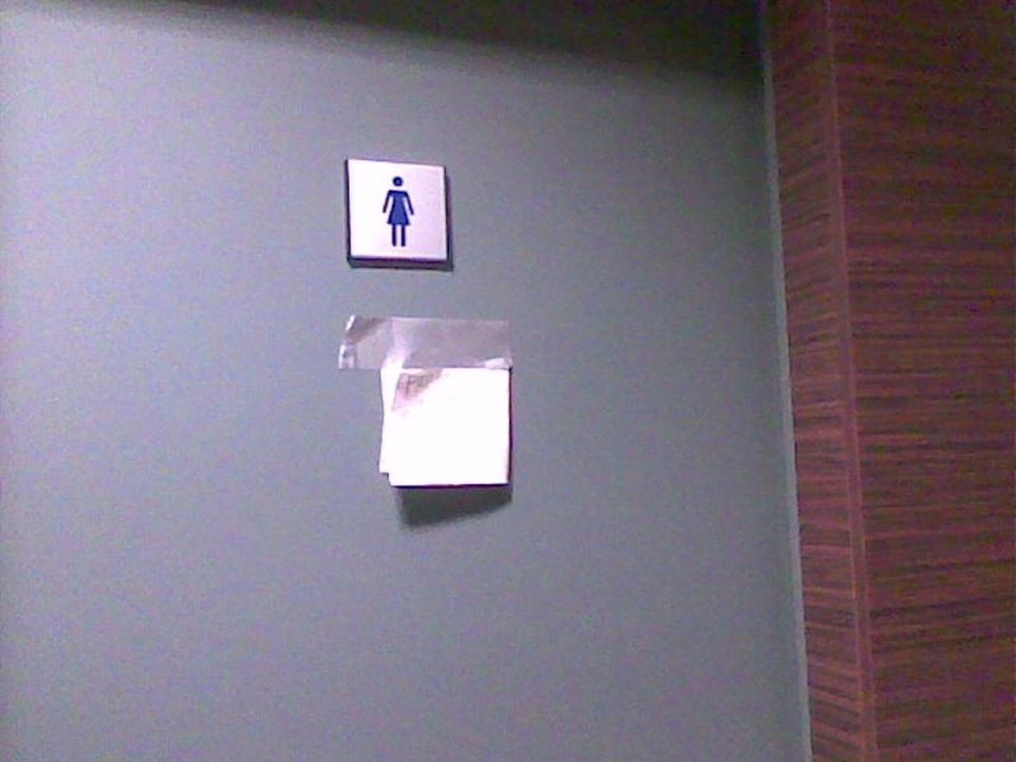 Silt Pärnu Maxima XXX naiste tualettruumi uksel.
