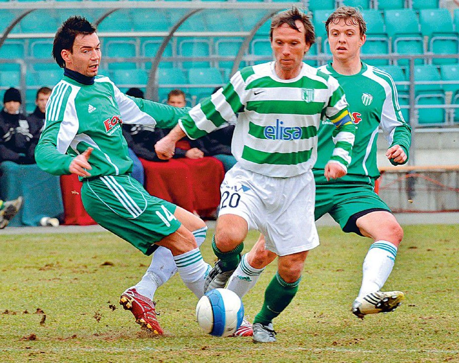 Martin Reim (keskel)mängus Levadia vastu