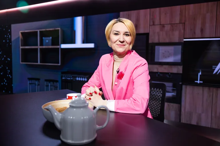 Инна Гордиенко - директор по коммуникациям Ассоциации украинских организаций в Эстонии. Студия передачи «На кухне», 29 марта 2023.
