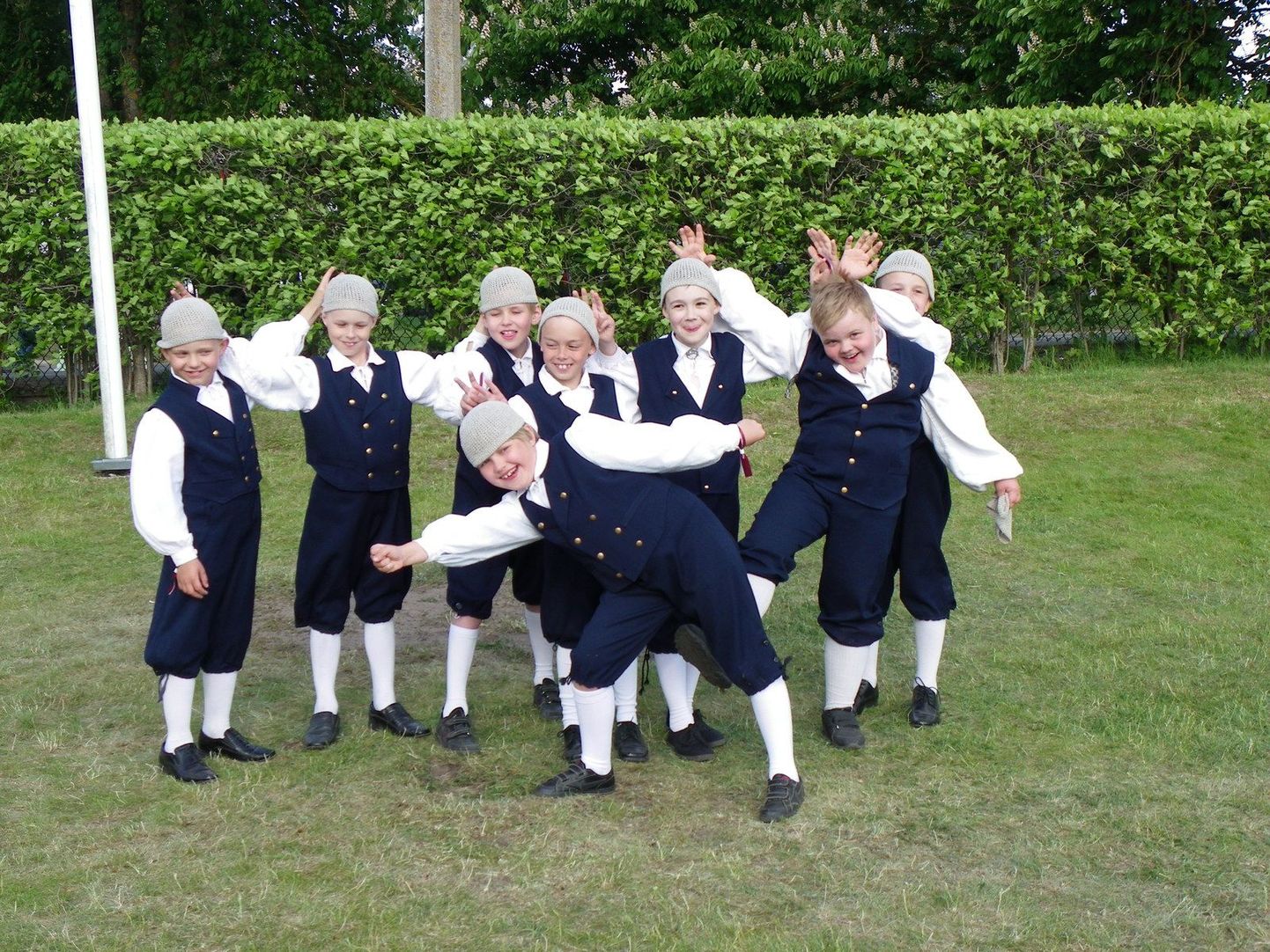 Rakvere gümnaasiumi rahvatantsupoisid 2015. aastal meeste tantsupeol.