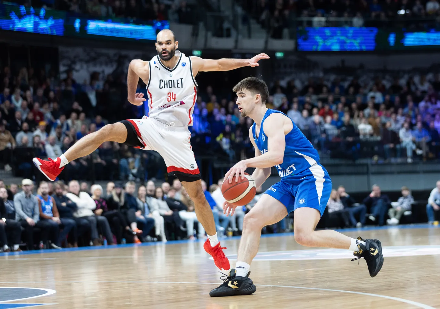 Hetk Tallinnas peetud mängust BC Kalev/Cramo – Cholet Basket, palliga on Kalevi tagamees Wesley Van Beck.