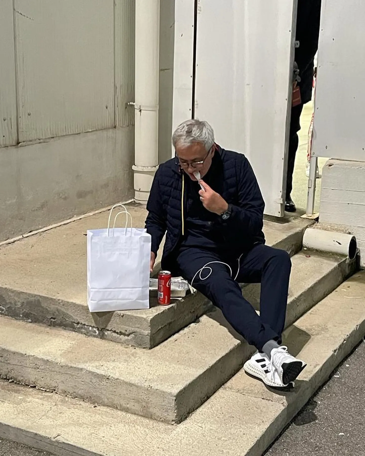 Jose Mourinho tähistas võitu Caglari üle maitsva söögiga.