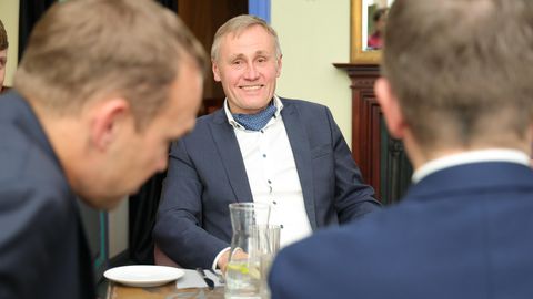 Võimutants algab. Tartu isamaalased ootavad raekojas riburada kosilasi