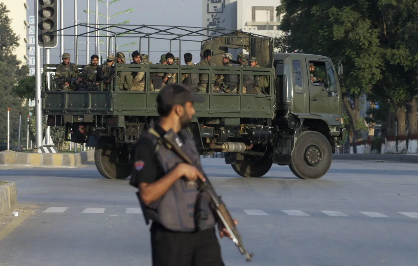 Pakistani eriüksuslased naasevad oma baasi pärast armee peakorteri vabastamist Rawalpindis.