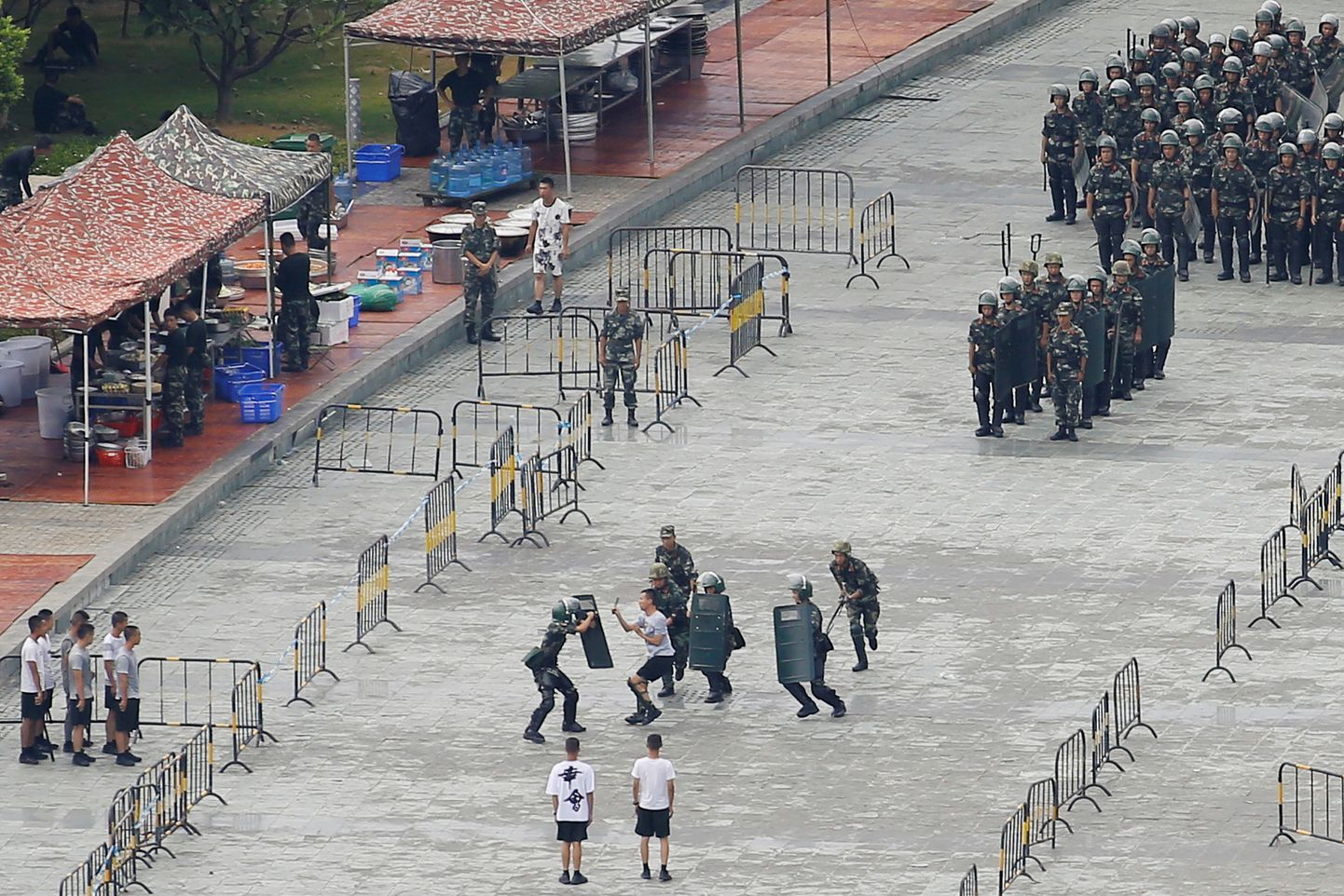 Hiina sõdurid harjutamas täna Hongkongi lähedal Shenzhenis rahutuste mahasurumist.
