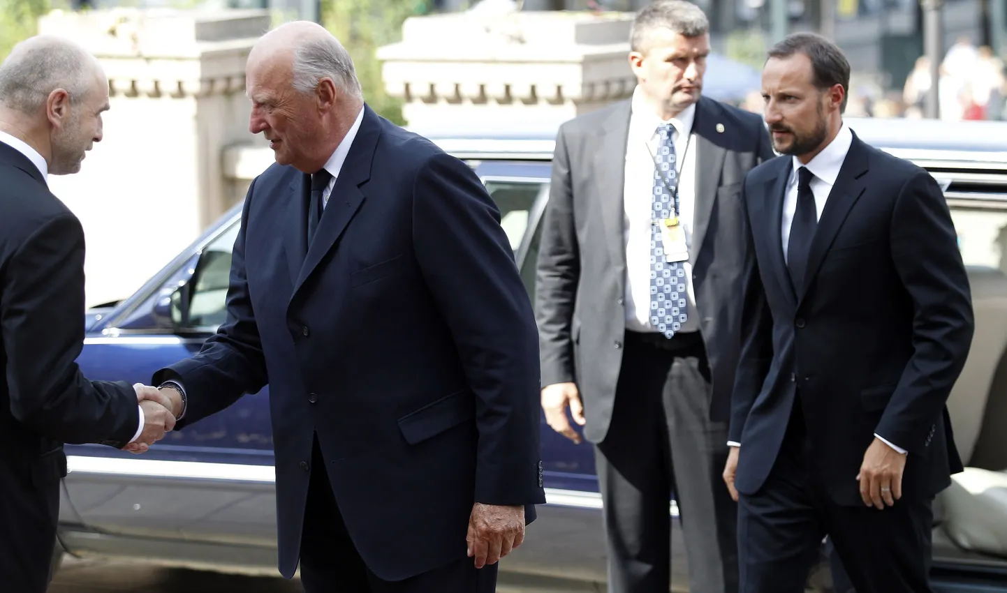 Norra parlamendi spiiker Dag Terje Andersen (vasakul) tervitab täna kuningas Harald V. Paremal kroonprints Haakon.