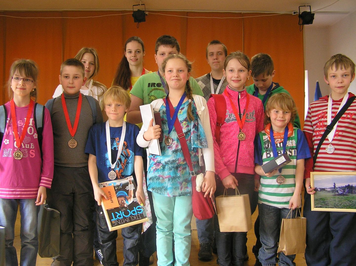 Venevere 10. noorte kiirmaleturniiri medalistid.