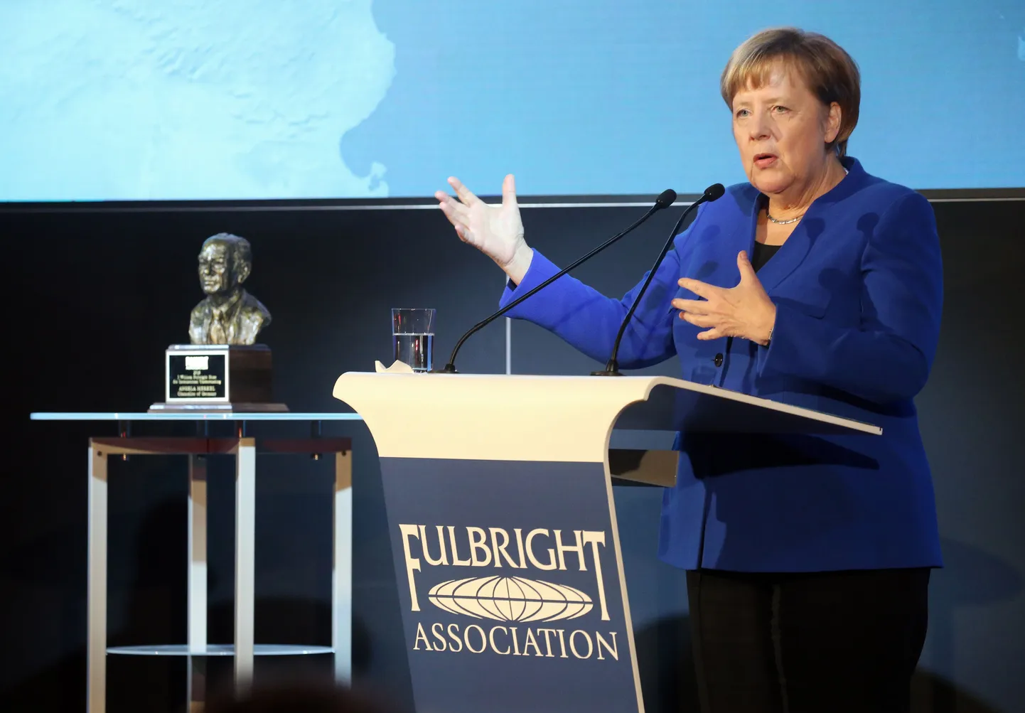 Saksa kantsler Angela Merkel Berliinis Fulbrighti auhinda vastu võtmas.