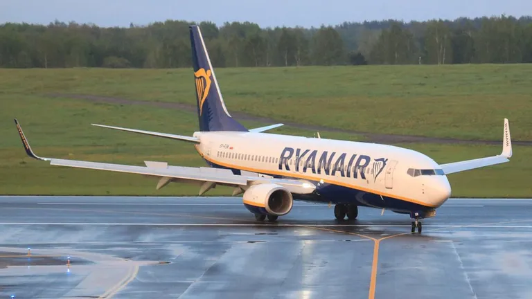 Boeing 737-8AS Ryanair после возвращения в Вильнюс из Минска
