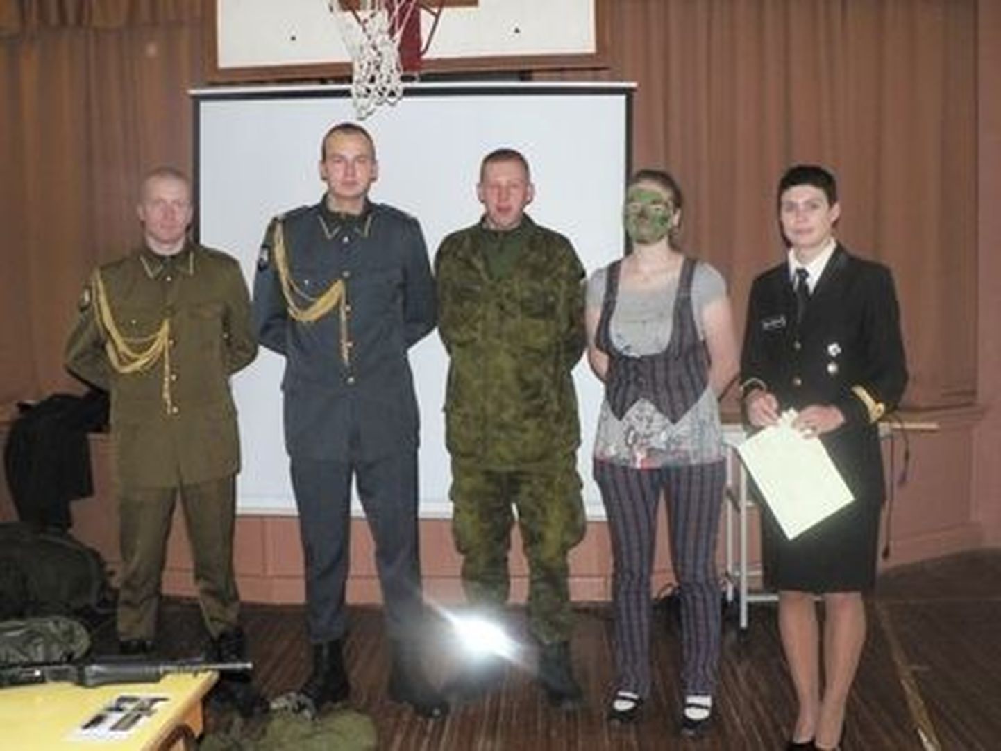 (Vasakult) reamees Tiit Illupmägi, nooremseersant Siim Säkk ja reamees Jaanus Mäe, “militaarmeigiga” Kadri Rea ja ohvitser Merje Meerits.