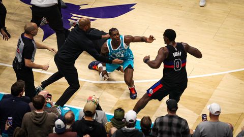 "Hornets" un "Pistons" basketbolisti izvicina dūres NBA spēlē