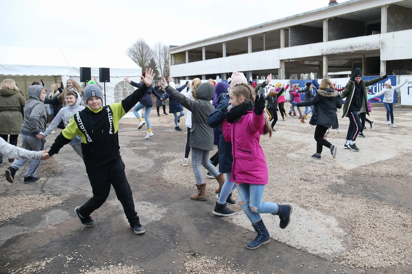 Variku kooli õpilased tantsisid spordihoone nurgakivi paigaldamisel.