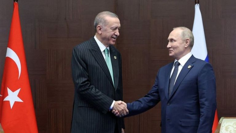 Реджеп Тайип Эрдоган отказывается рвать отношения с Владимиром Путиным после российского вторжения в Украину.