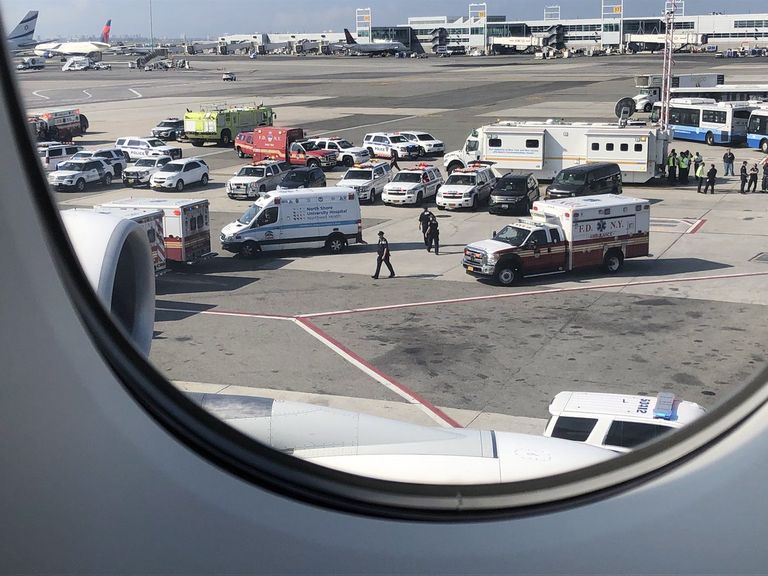 Dubaist New Yorki saabunud lennul haigestus vähemalt 19 inimest