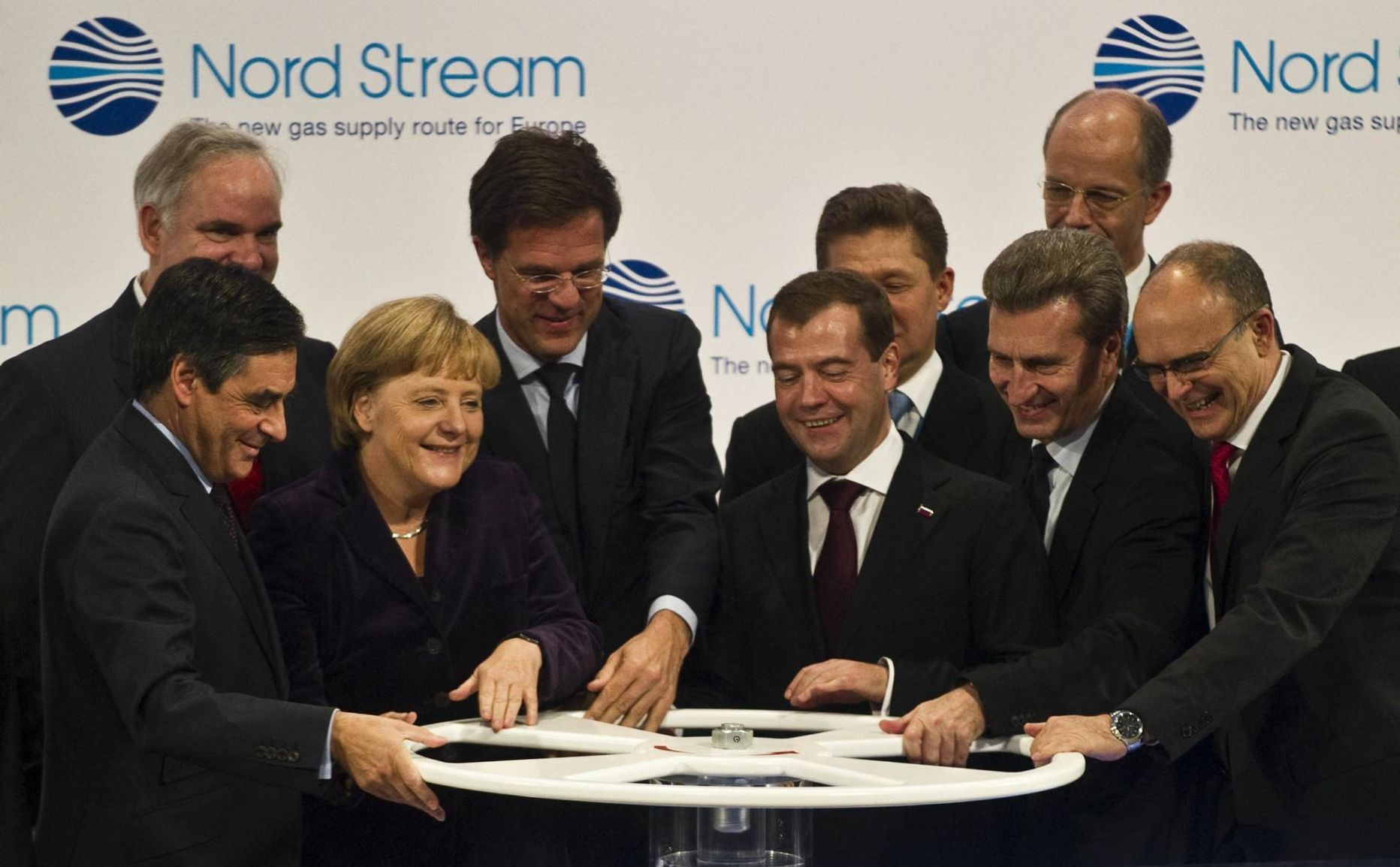 Prantsusmaa, Saksamaa, Hollandi, Venemaa ja Euroopa Komisjoni liidrid 2011. aastal Saksamaal Lubminis Nord Stream 1 pidulikul avamisel. Keskel Saksa liidukantsler Angela Merkel ja Venemaa president Dmitri Medvedev. 