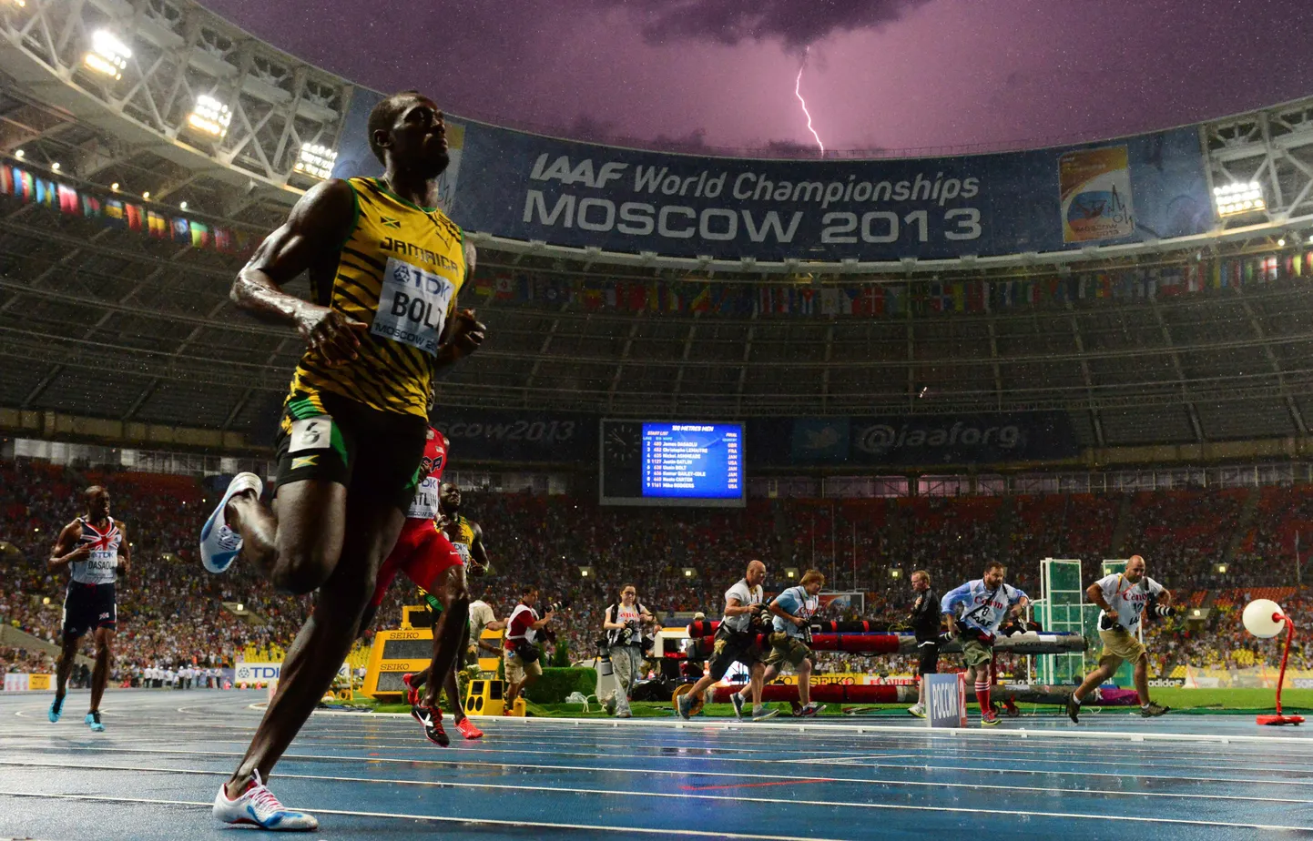 Усэйн Болт на ЧМ в Москве бежит к золотой медали под ударом молнии.