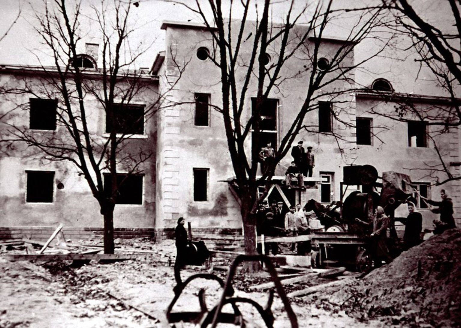 KURESSAARE ESIMENE  KOMMUNAALELAMU: Sõjas kannatada saanud hoone taastamine elamuks Pärna tn 2 1947. a.
