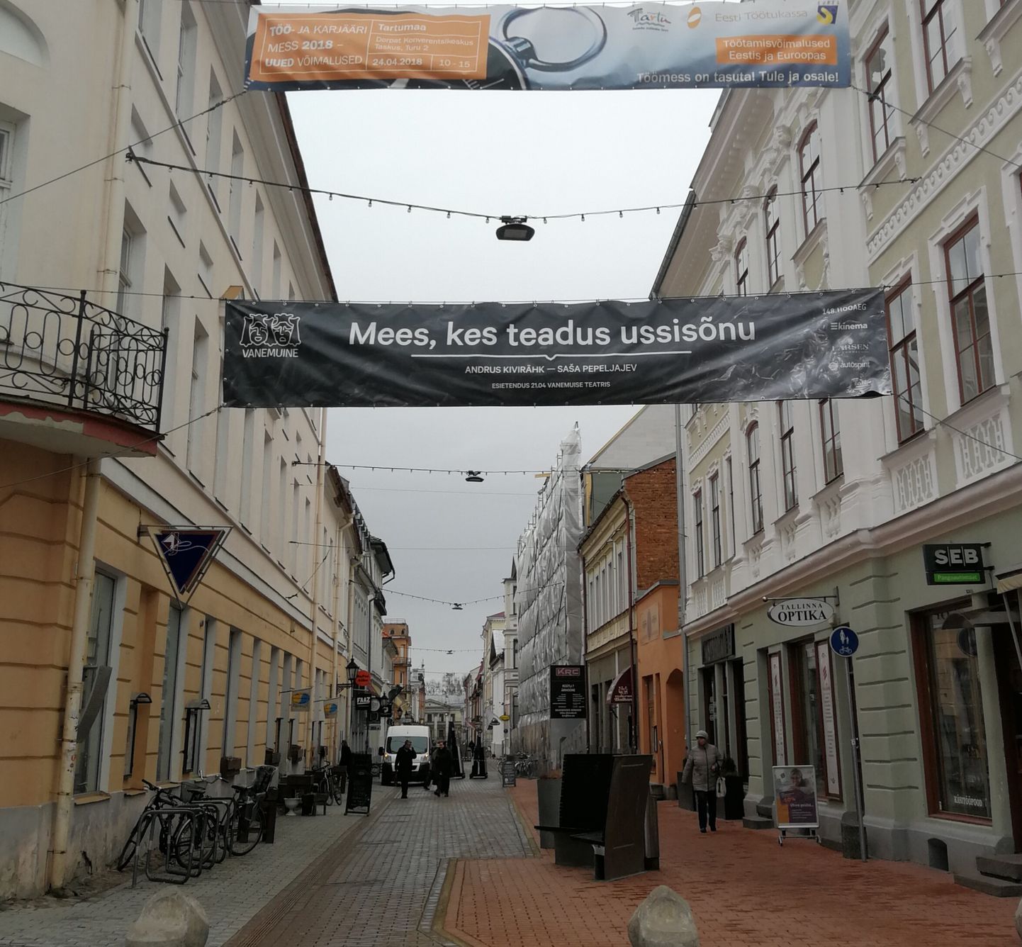 Teater Vanemuine reklaamplakat Rüütli tänava otsas.