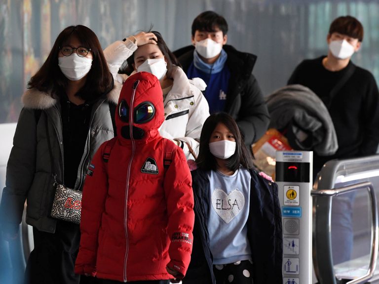 Kaitsemaskides inimesed Lõuna-Koreas Incheoni rahvusvahelises lennujaamas.