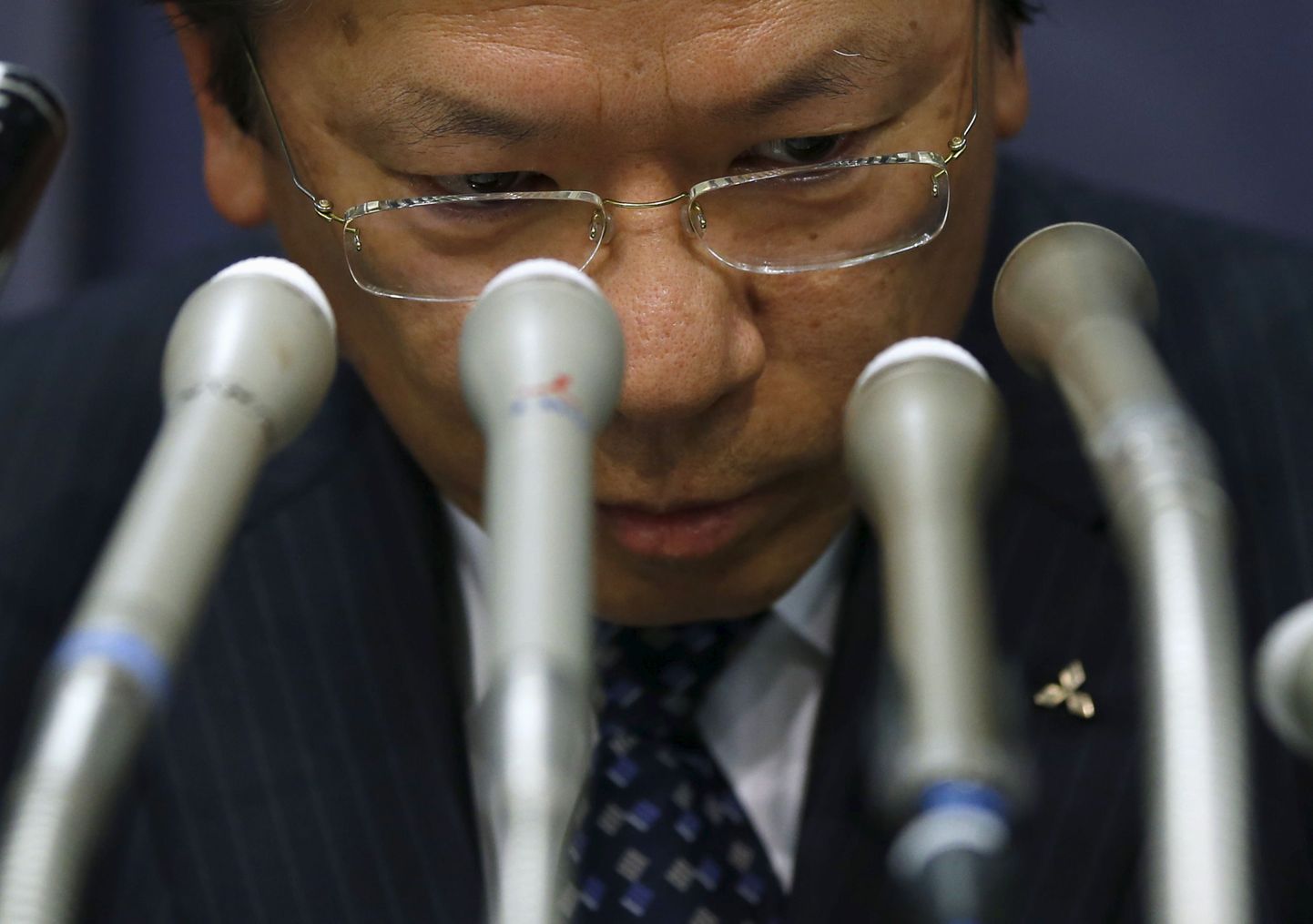 Mitsubishi president Tetsuro Aikawa kütusekulupettust puudutaval pressikonverentsil
