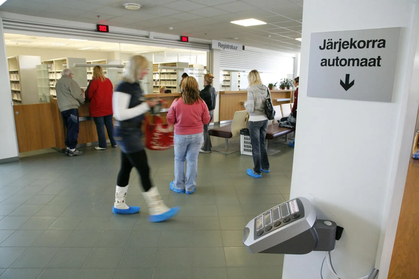 Ehkki Pärnu haigla liitus üleriigilise digiregistratuuriga, jätkavad haiglas kohapeal asuv&nbsp;registratuur ja sealsed klienditeenidajad tööd tavapäraselt ja abistavad patsiente aja broneerimisel edaspidigi telefoni teel.