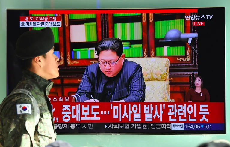 Teleekraan Lõuna-Koreas, uudistes teatatakse Põhja-Korea uuest raketikatsetusest